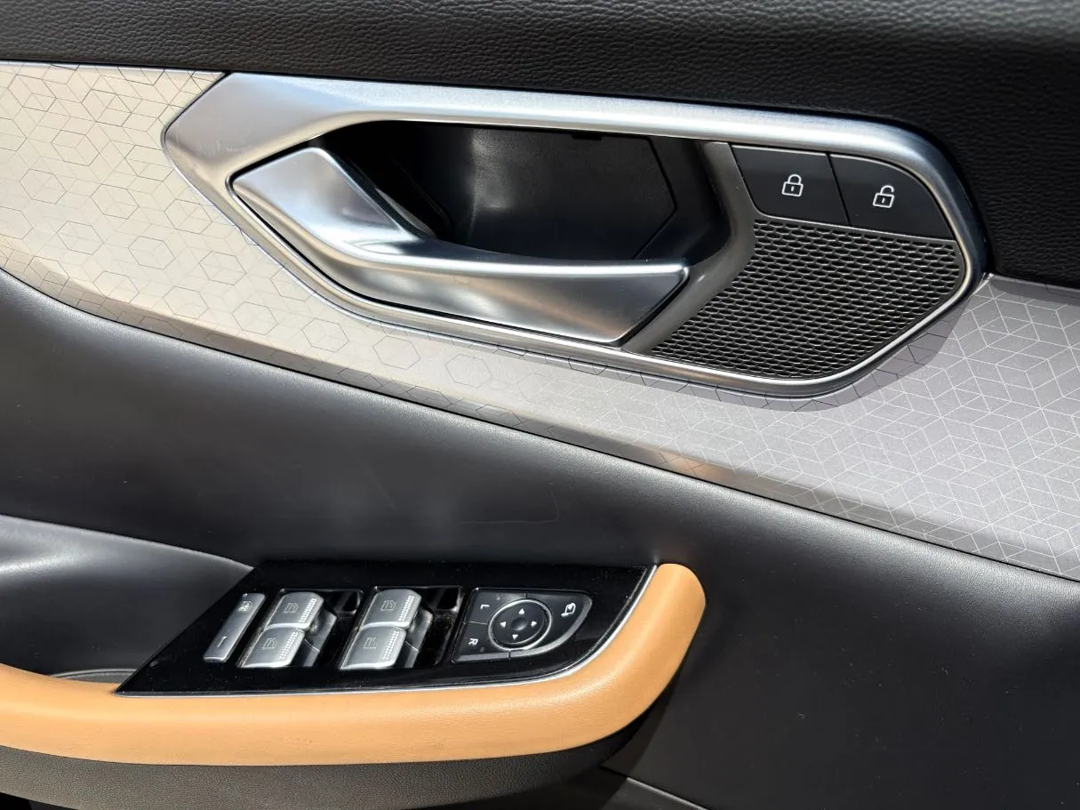 Car image 30