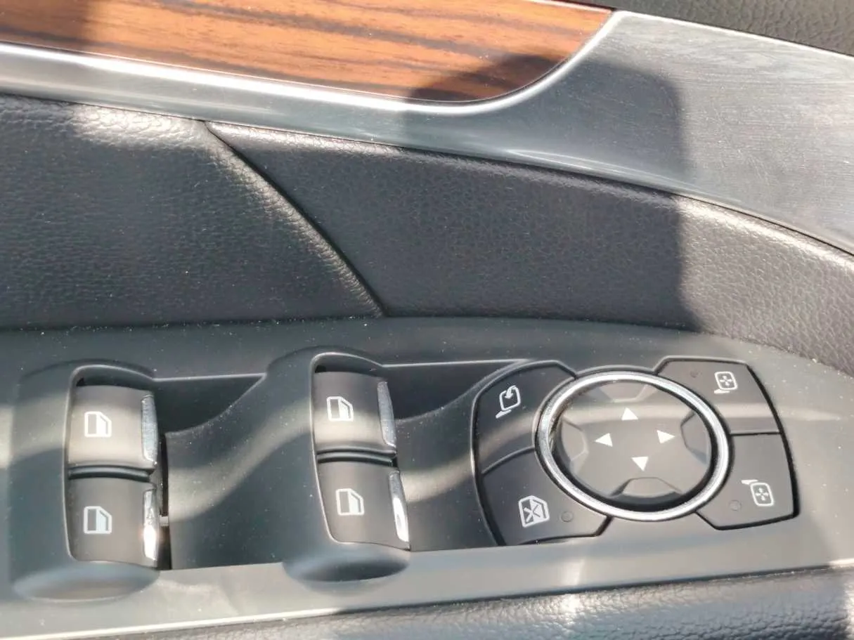 Car image 27