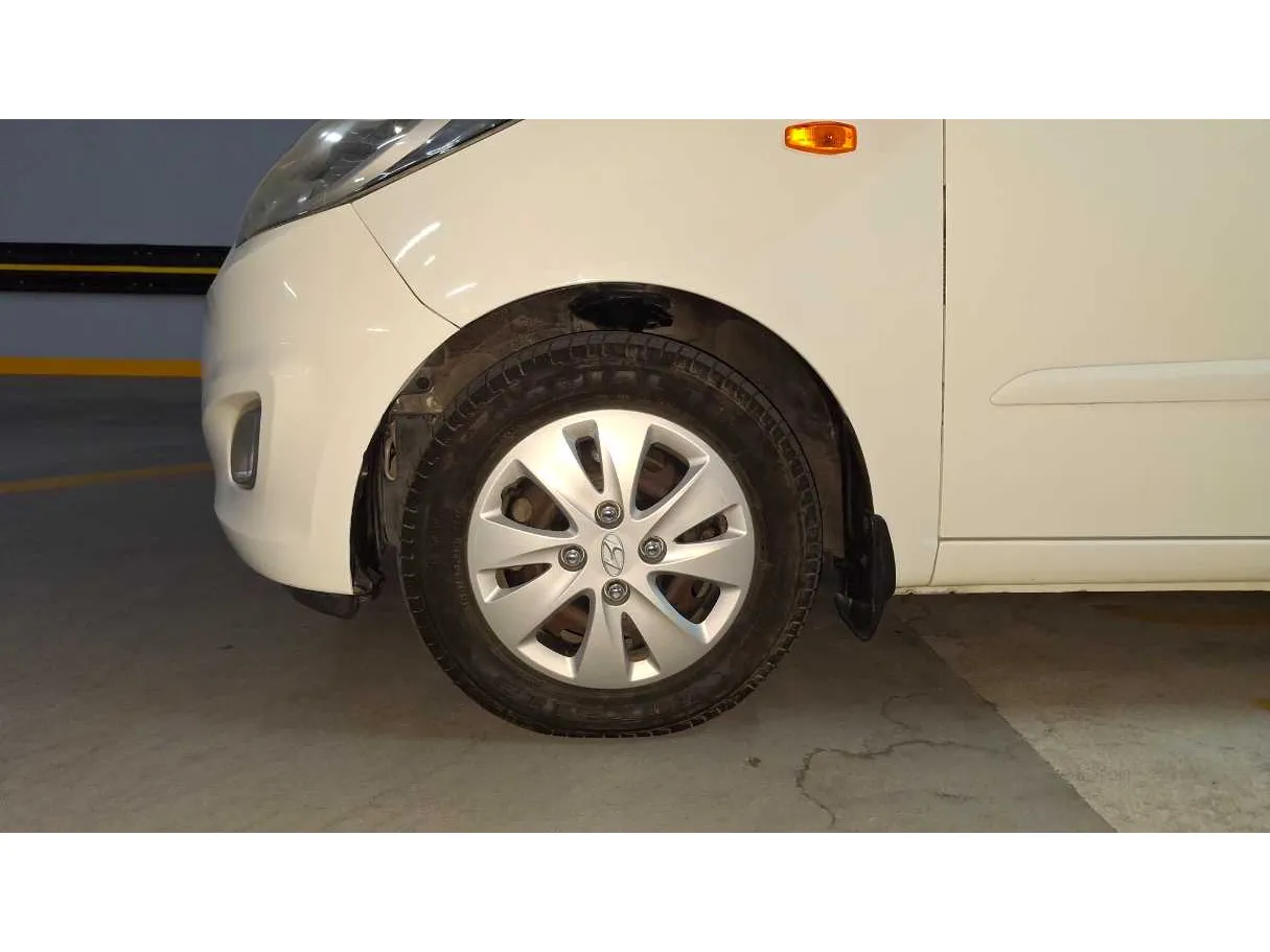 Car image 9