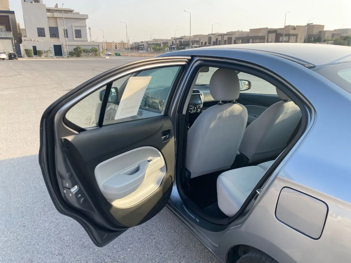 Car image 12