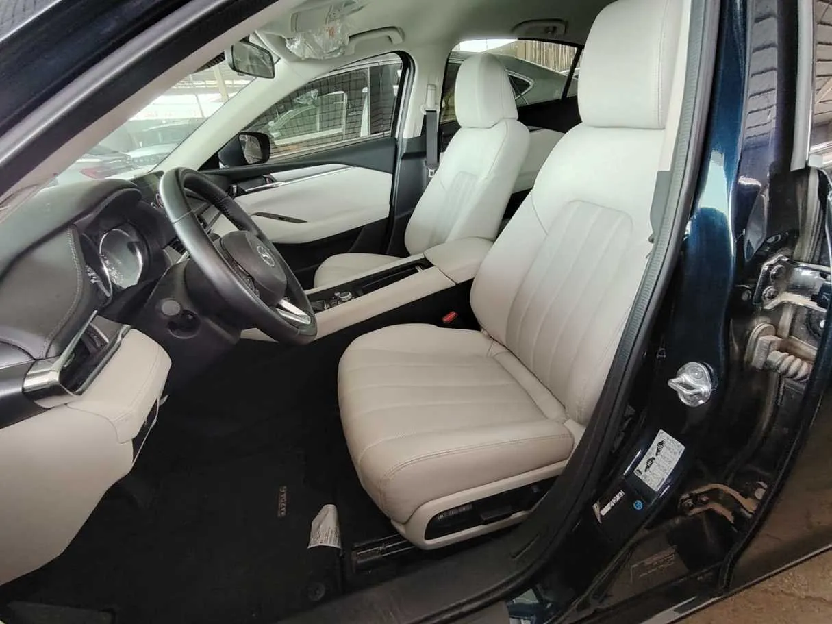 Car image 14
