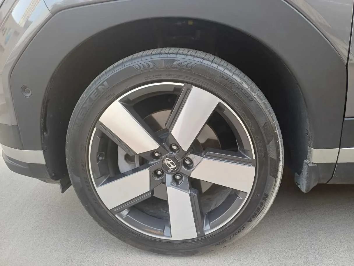 Car image 9