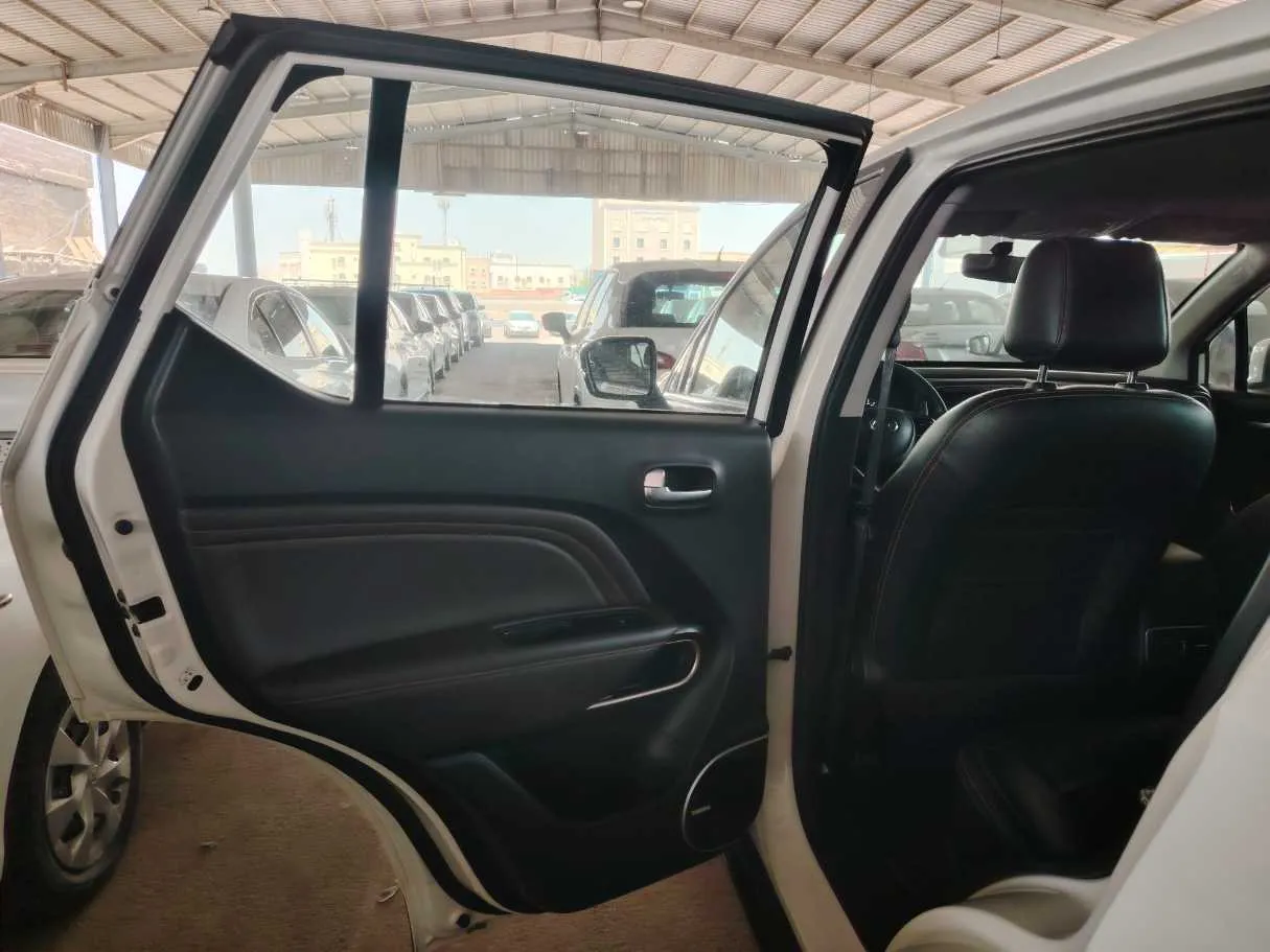 Car image 16