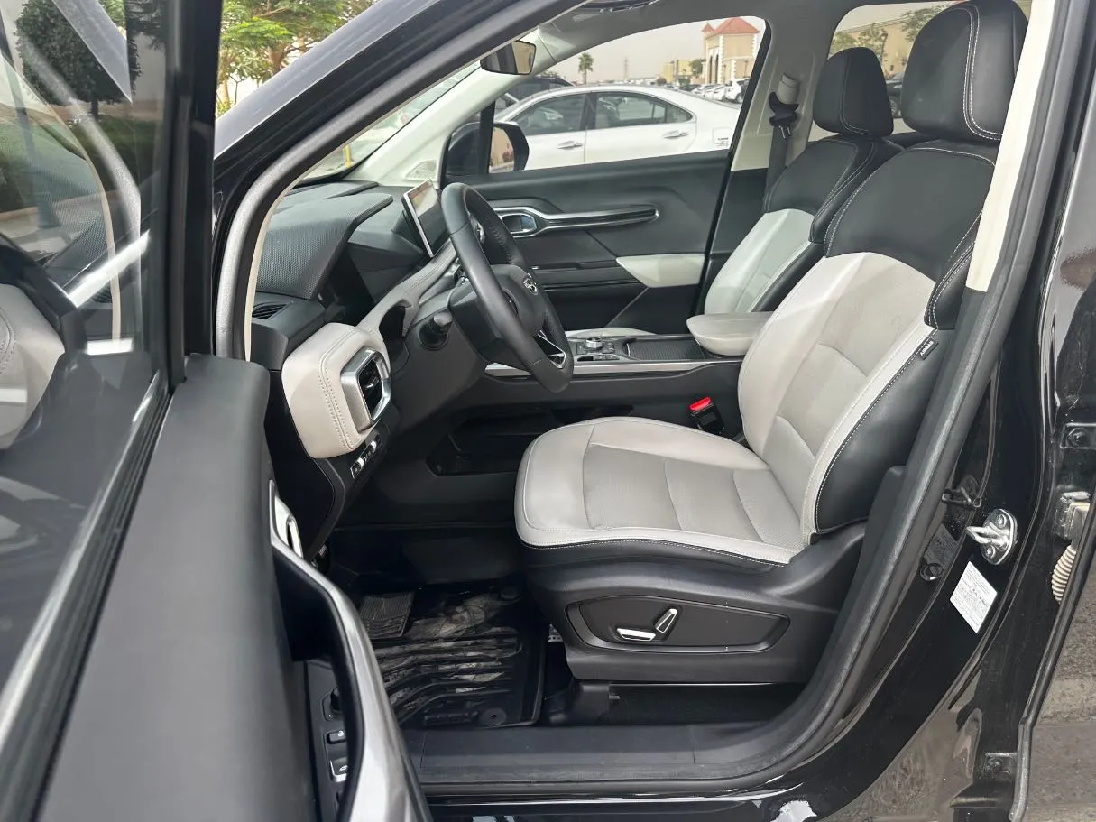 Car image 12
