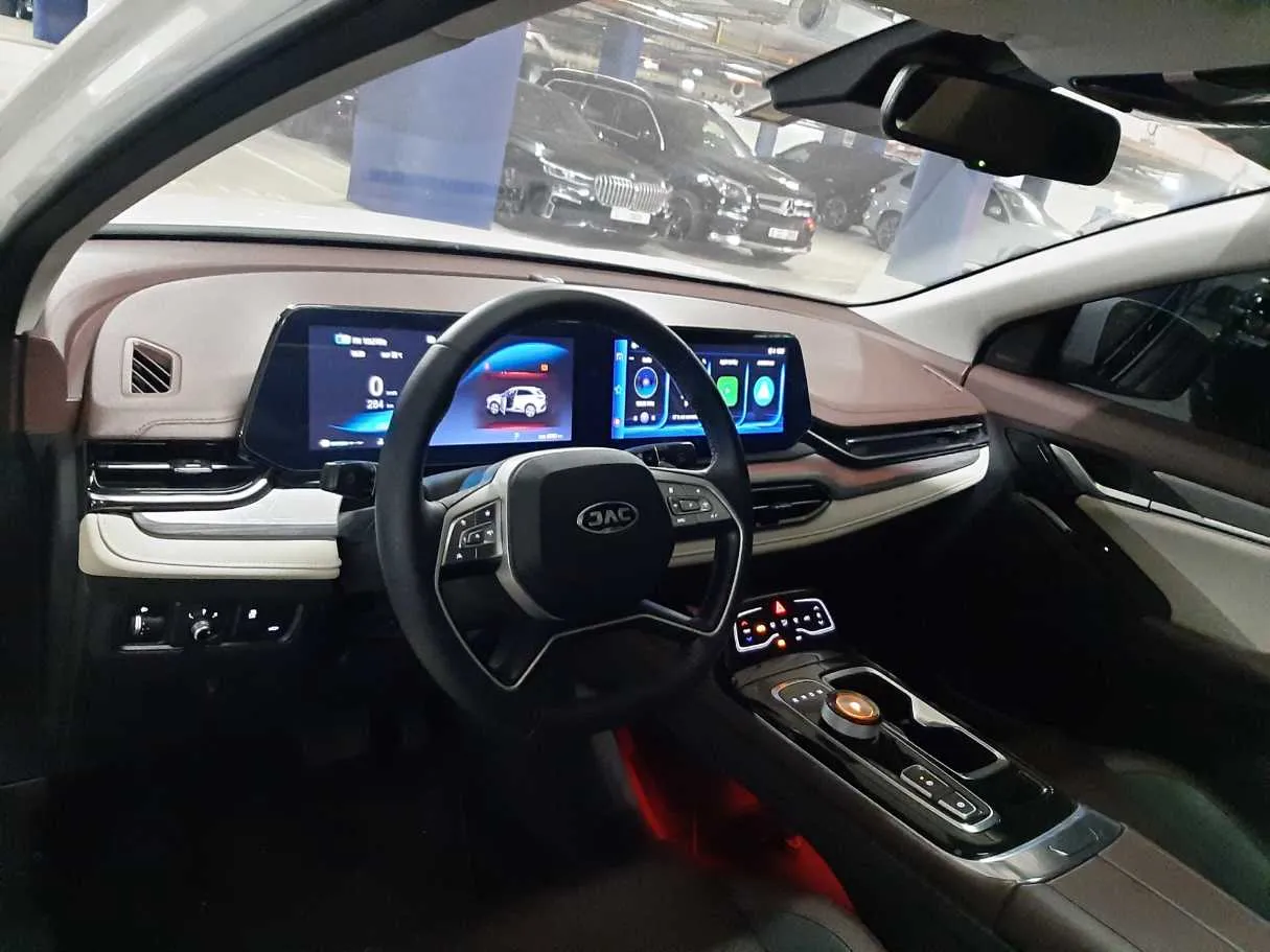 Car image 11