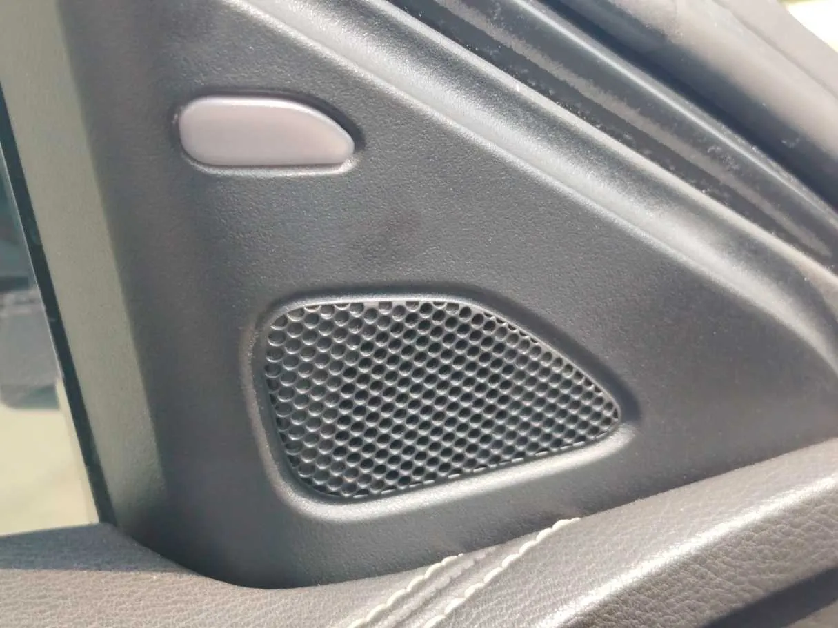 Car image 32