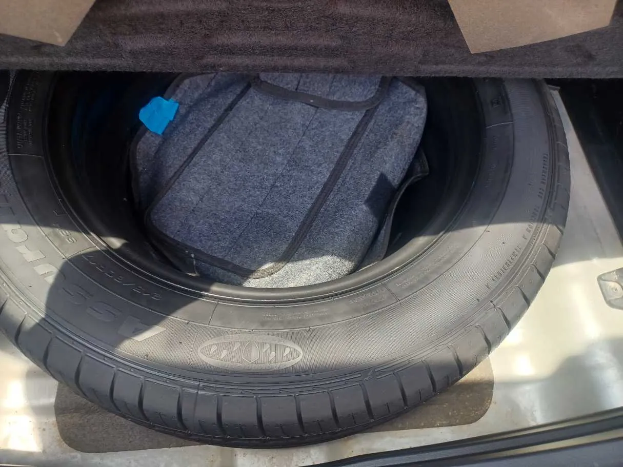 Car image 24