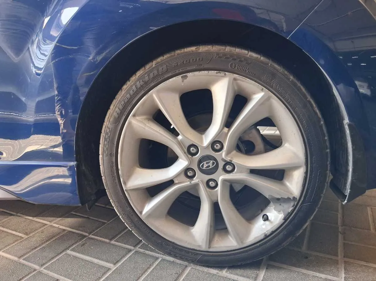 Car image 9