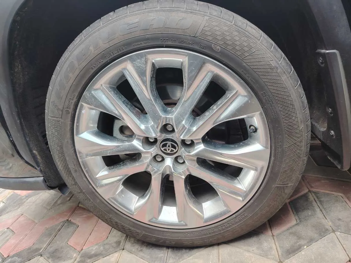 Car image 9