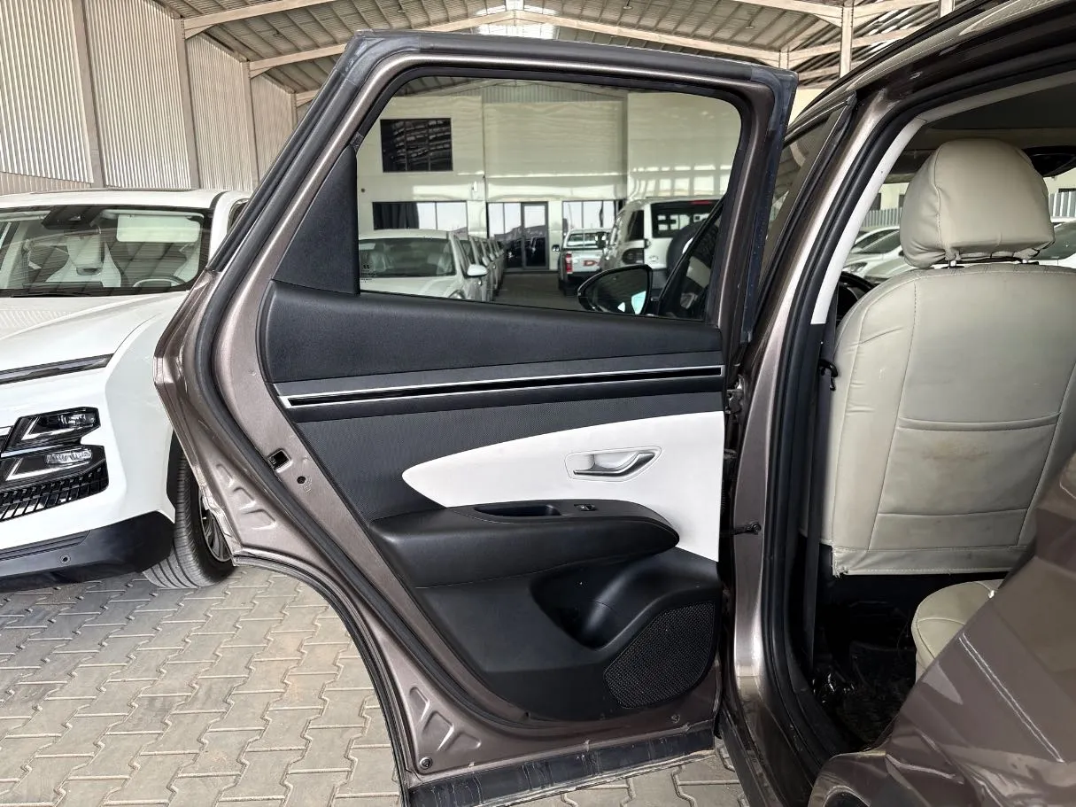 Car image 18