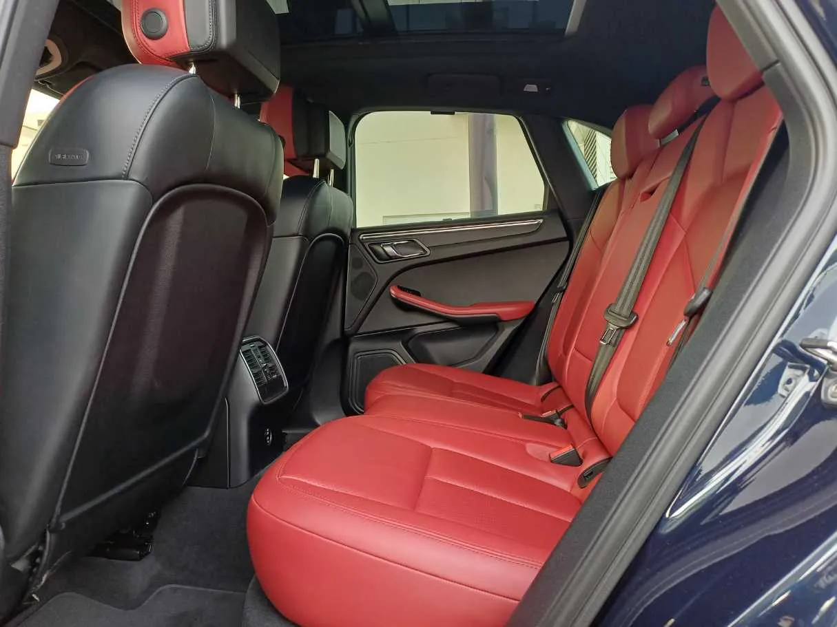 Car image 13