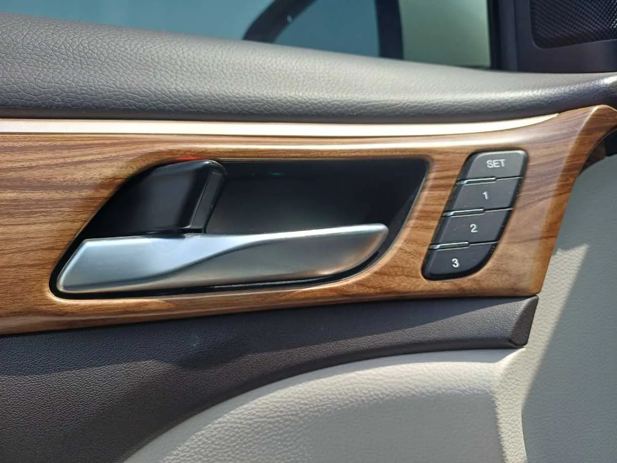 Car image 24