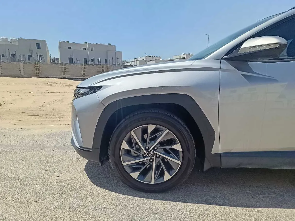 Car image 9