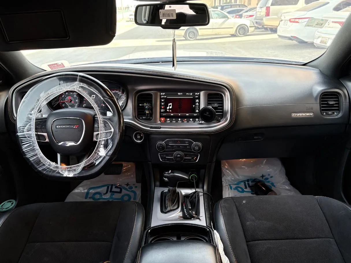 Car image 19