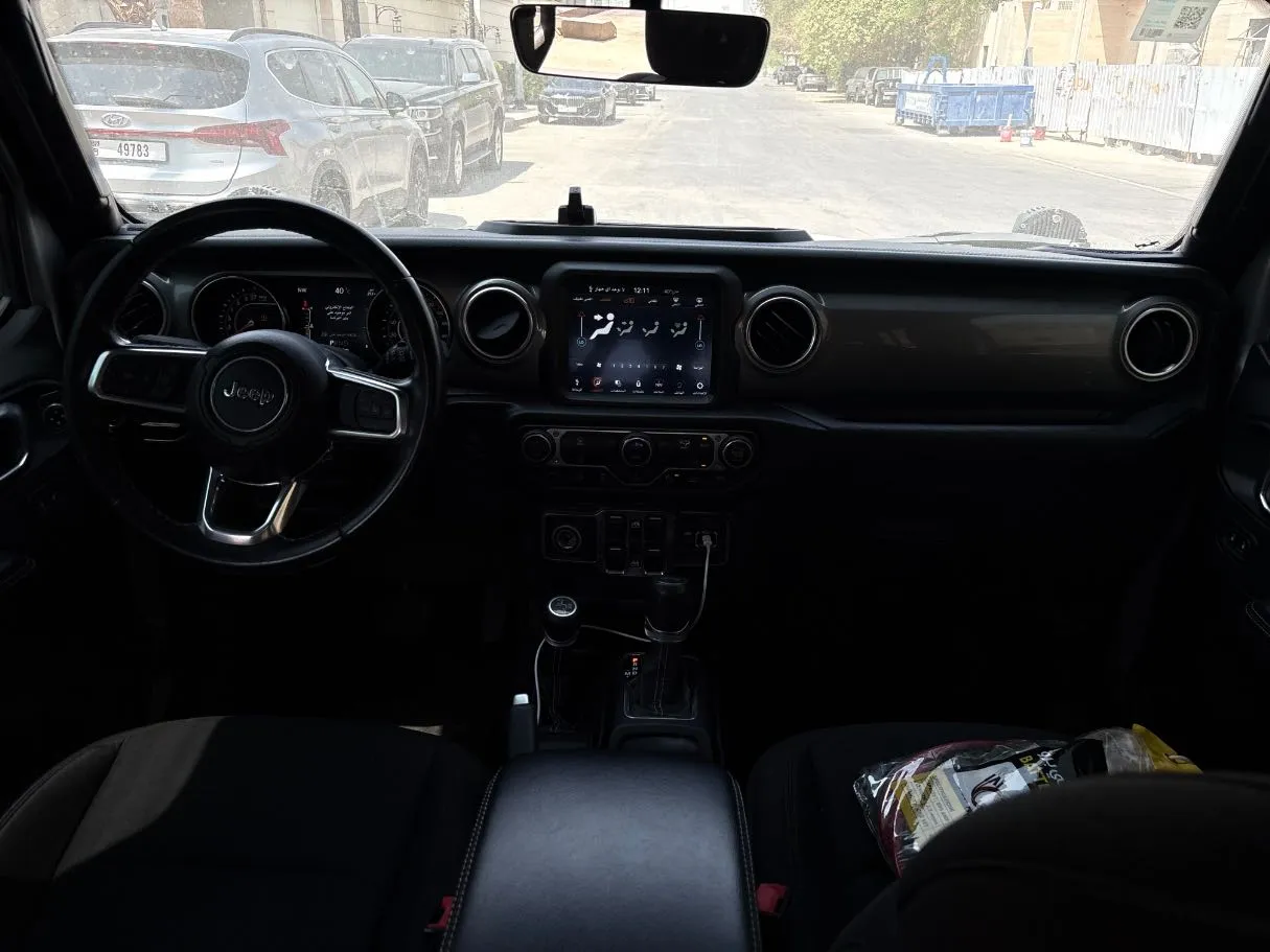 Car image 18