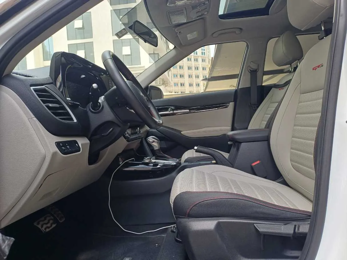 Car image 12