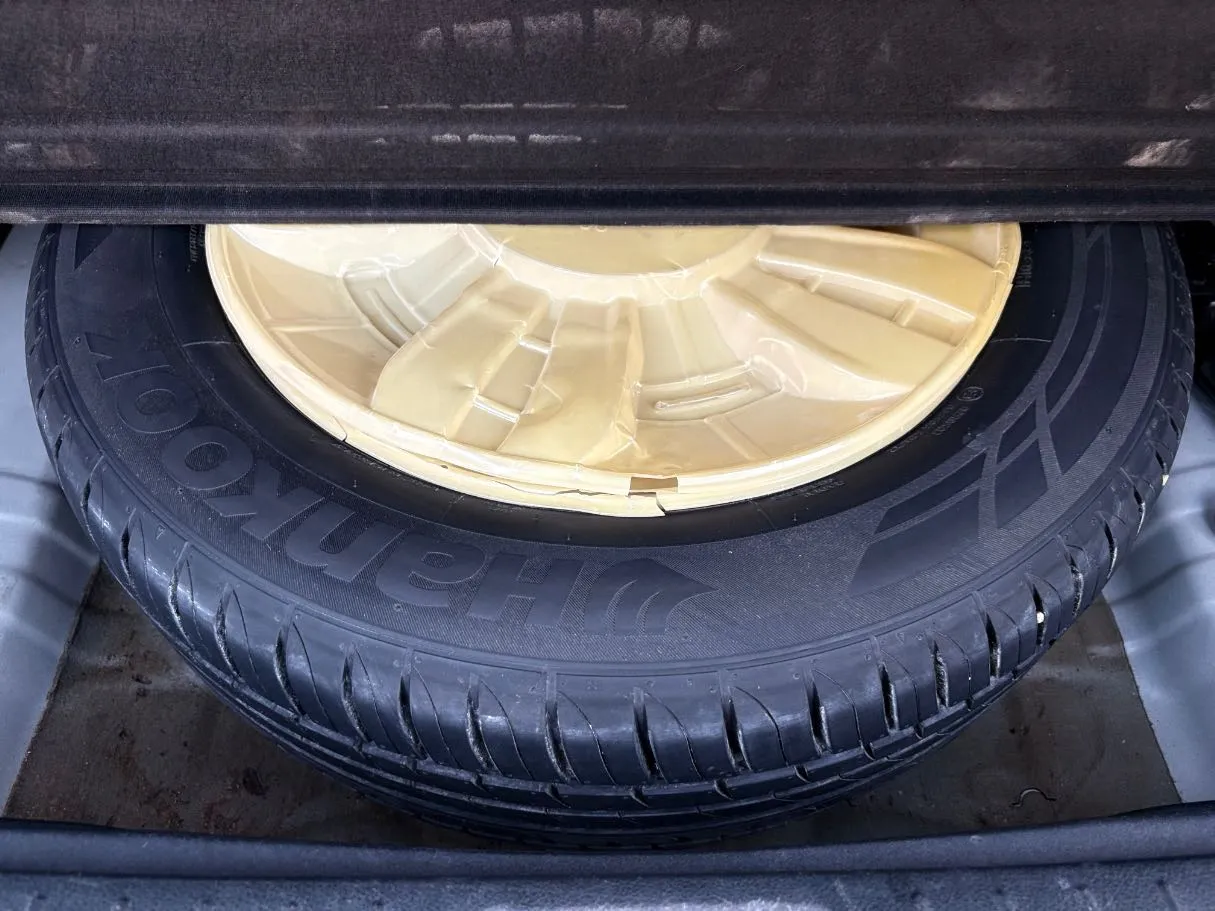 Car image 30