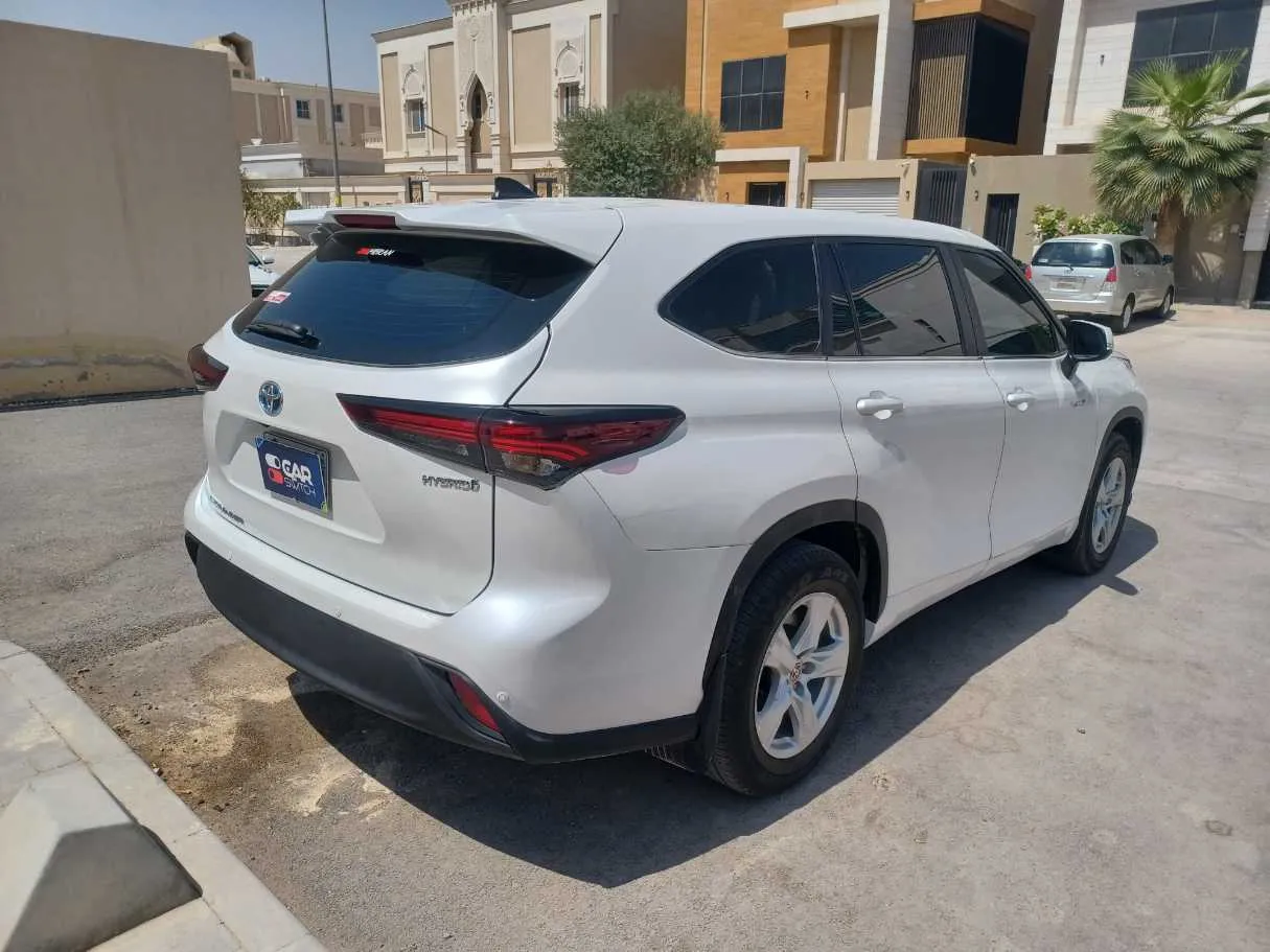 Car image 5