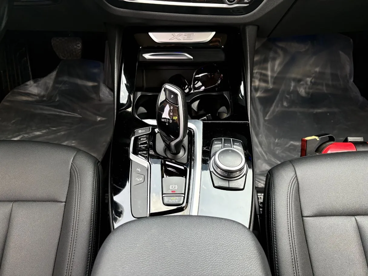 Car image 19