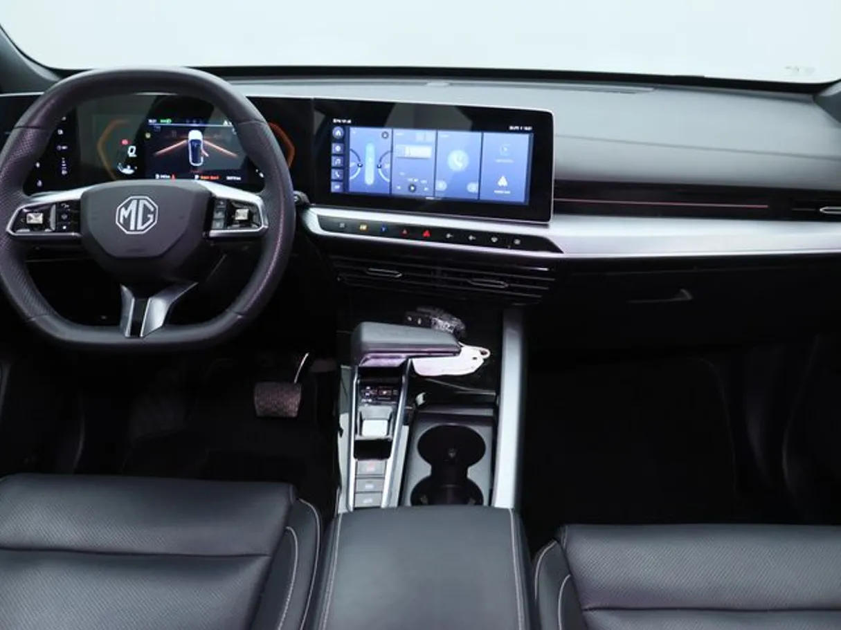 Car image 8