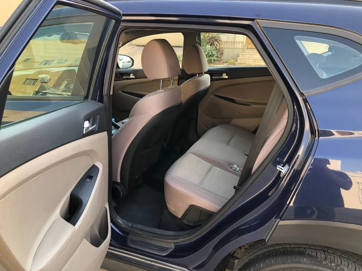 Car image 12