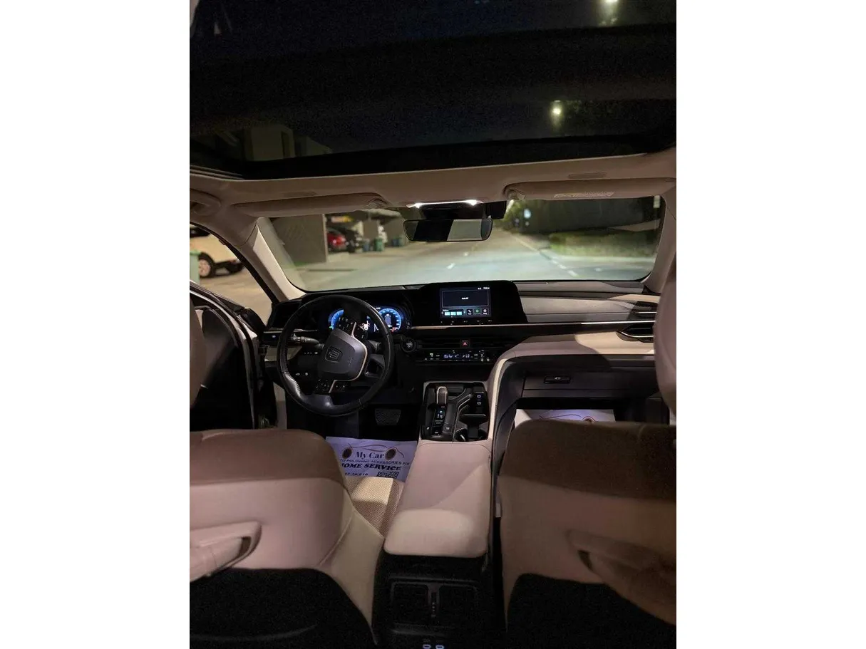 Car image 19