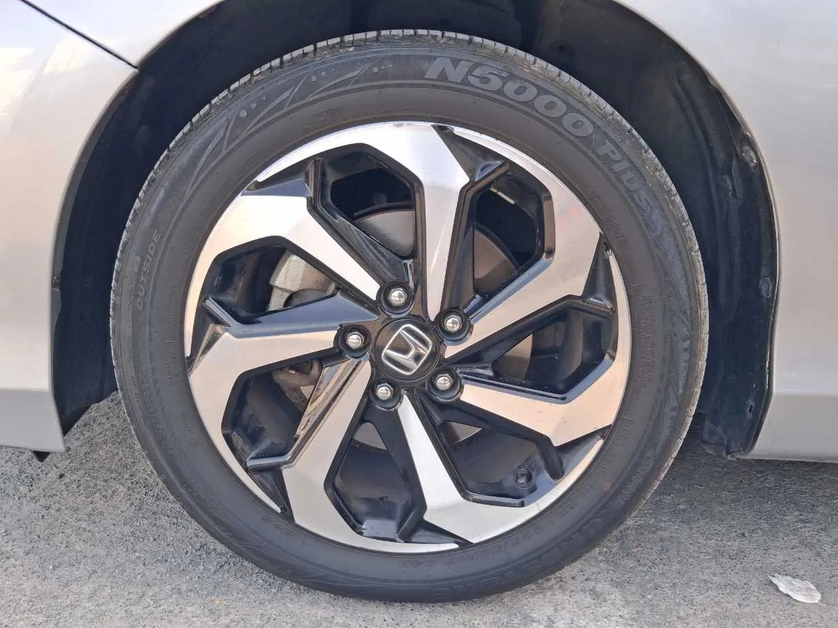 Car image 9