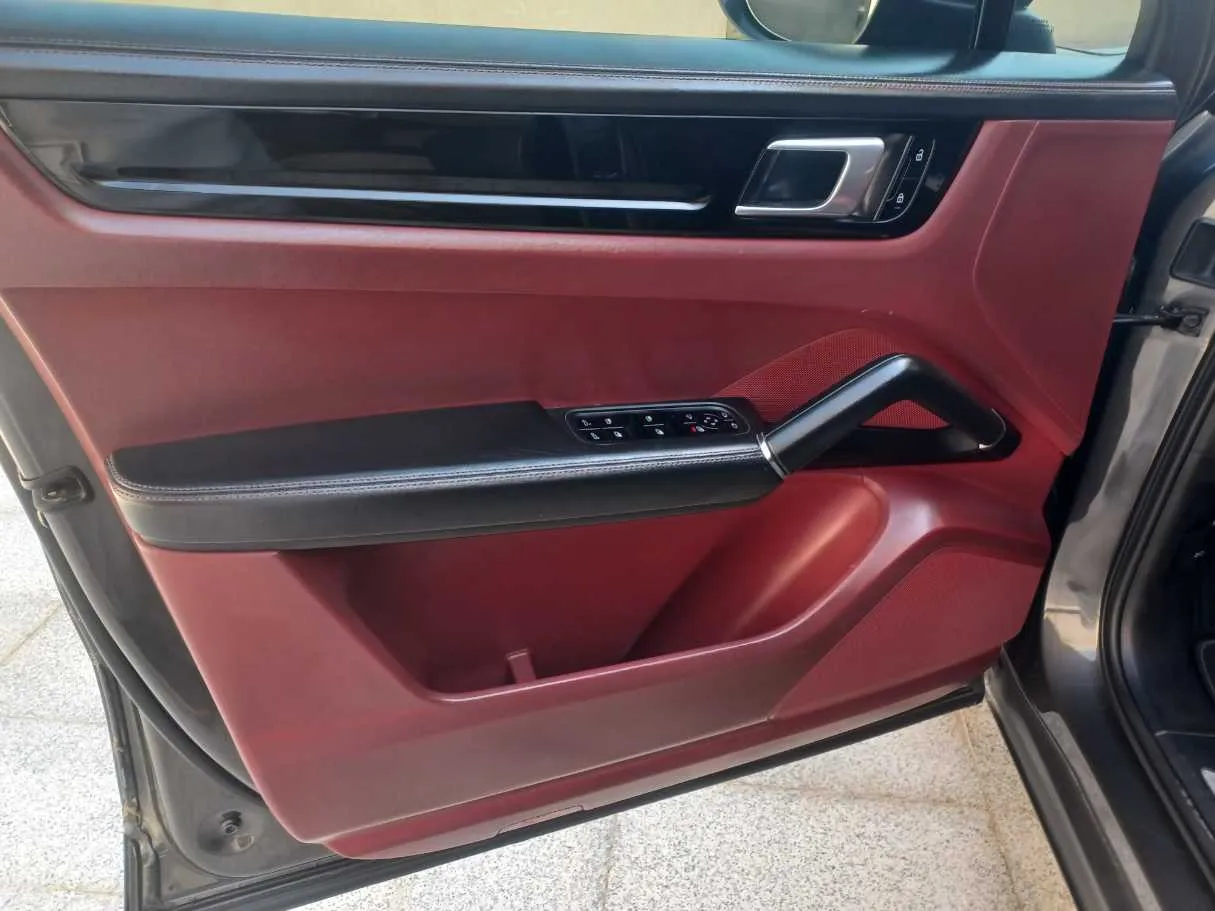 Car image 10