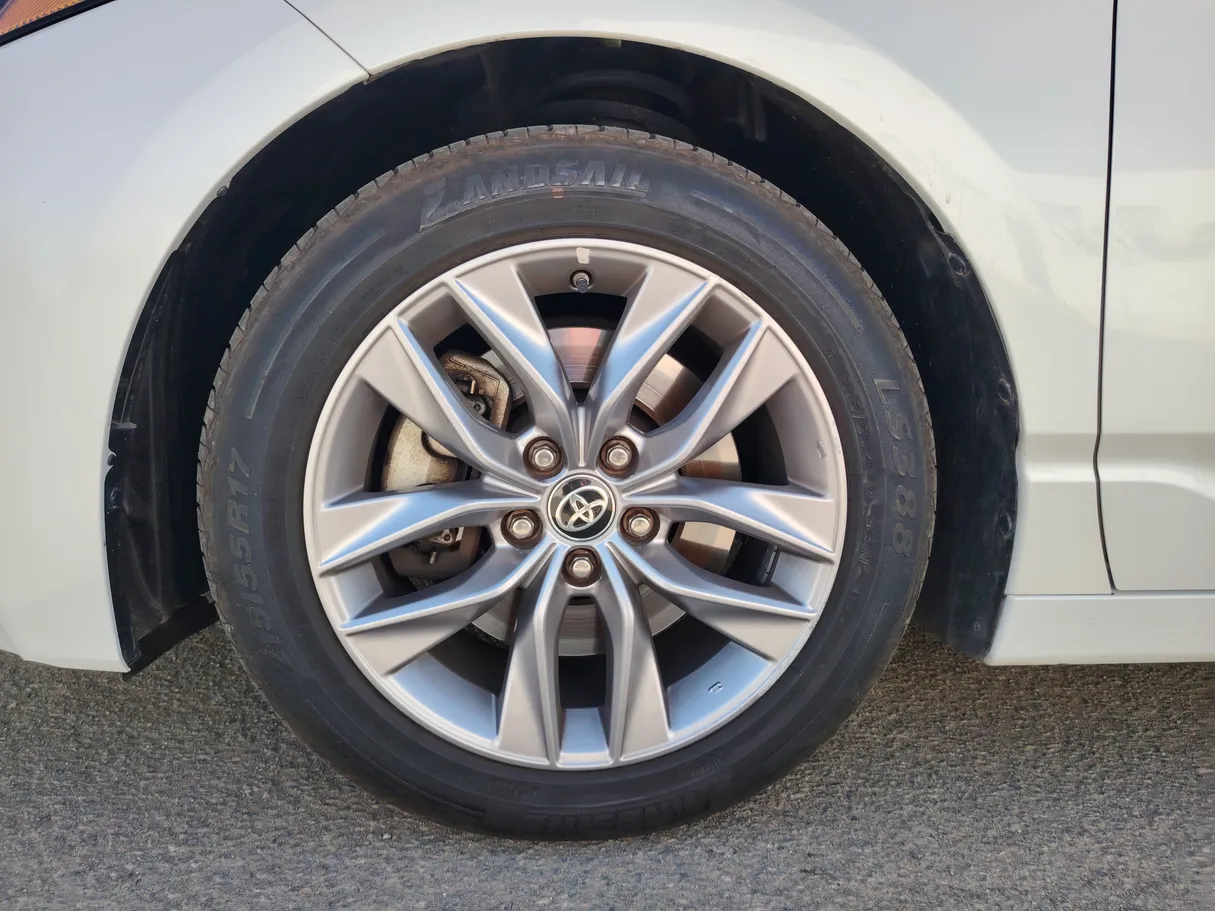 Car image 9