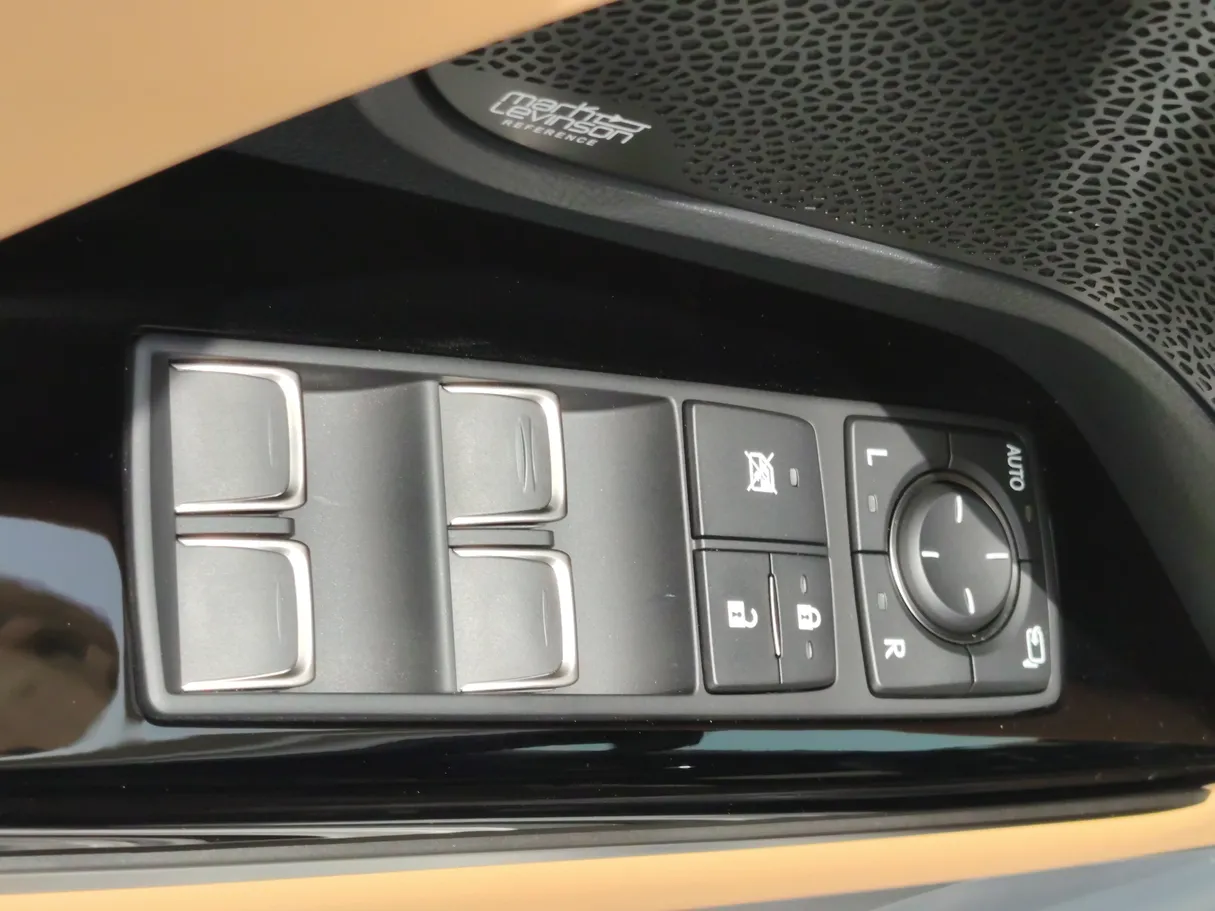 Car image 37