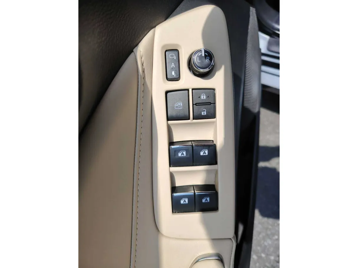 Car image 32