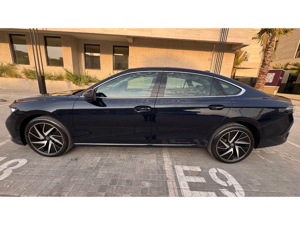 Car image 8