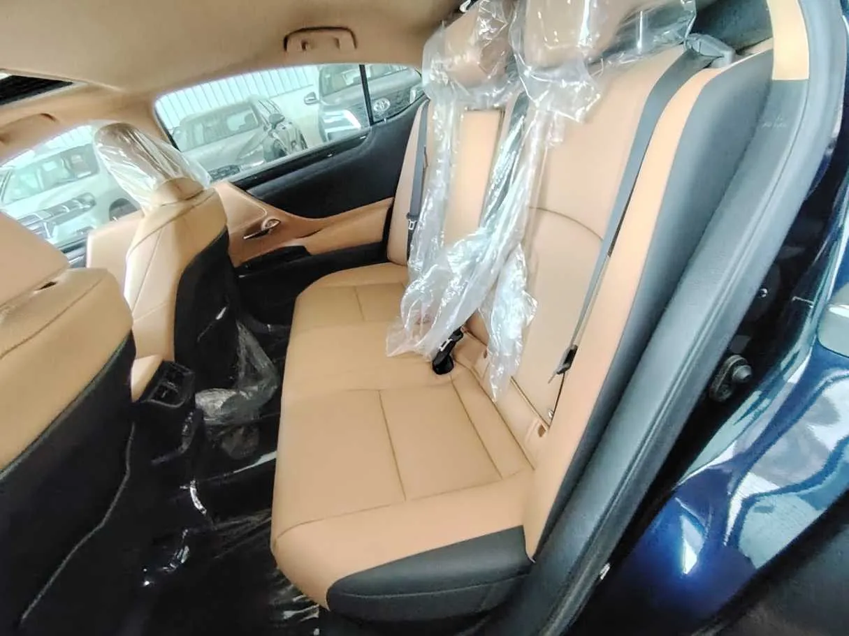 Car image 18