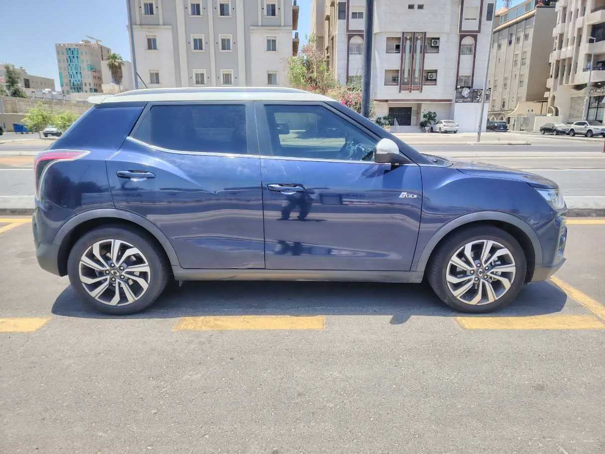 Car image 4