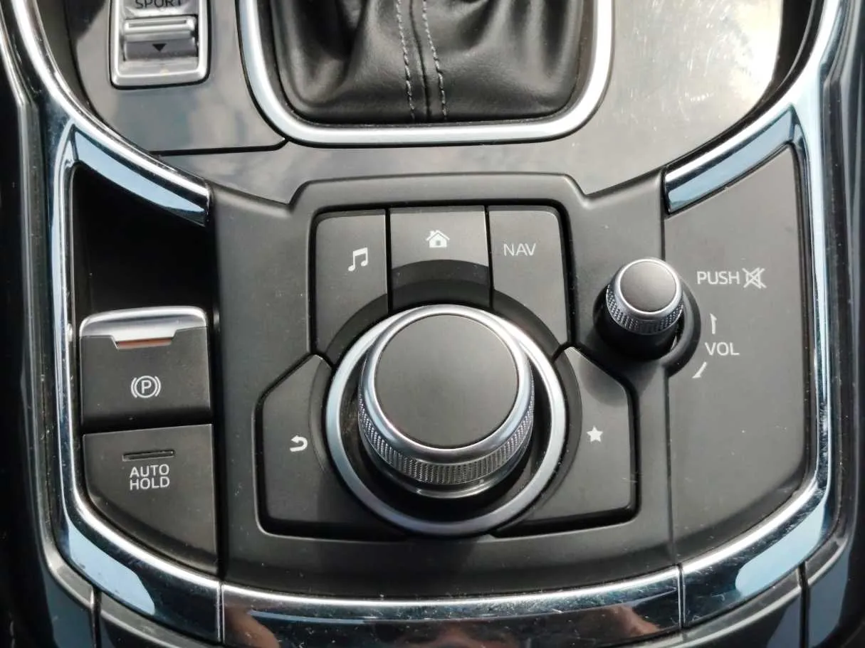 Car image 19