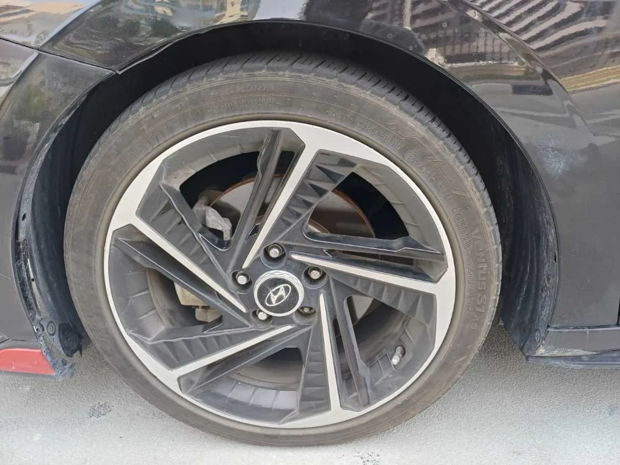 Car image 9