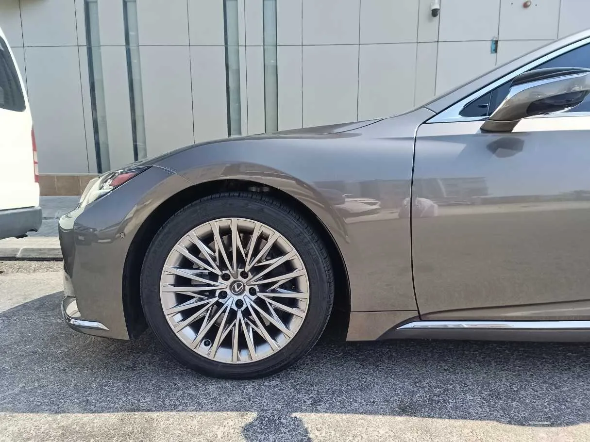 Car image 9