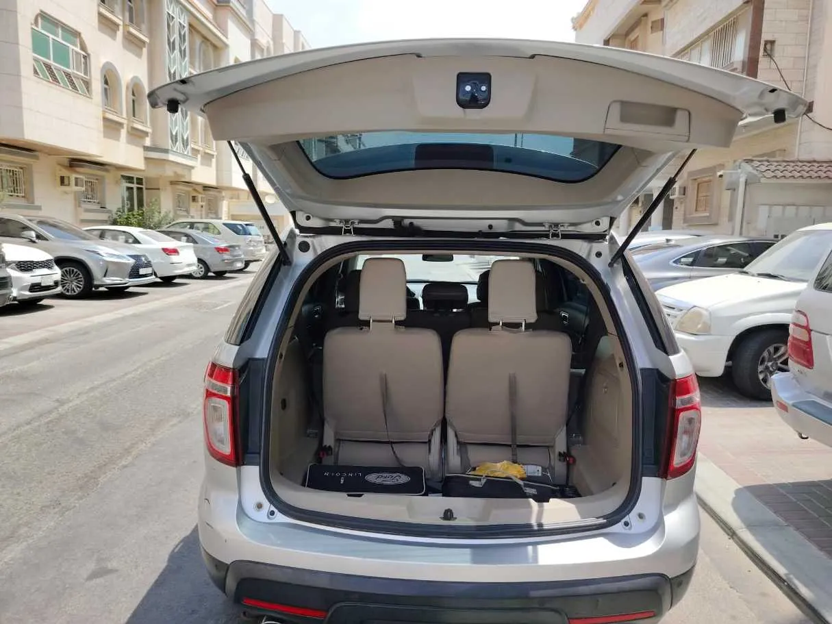 Car image 26