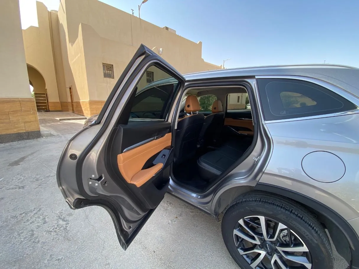 Car image 12