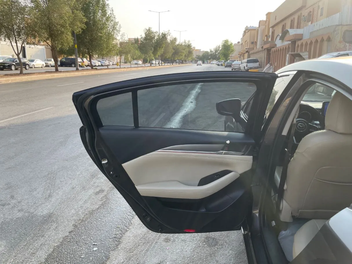 Car image 14