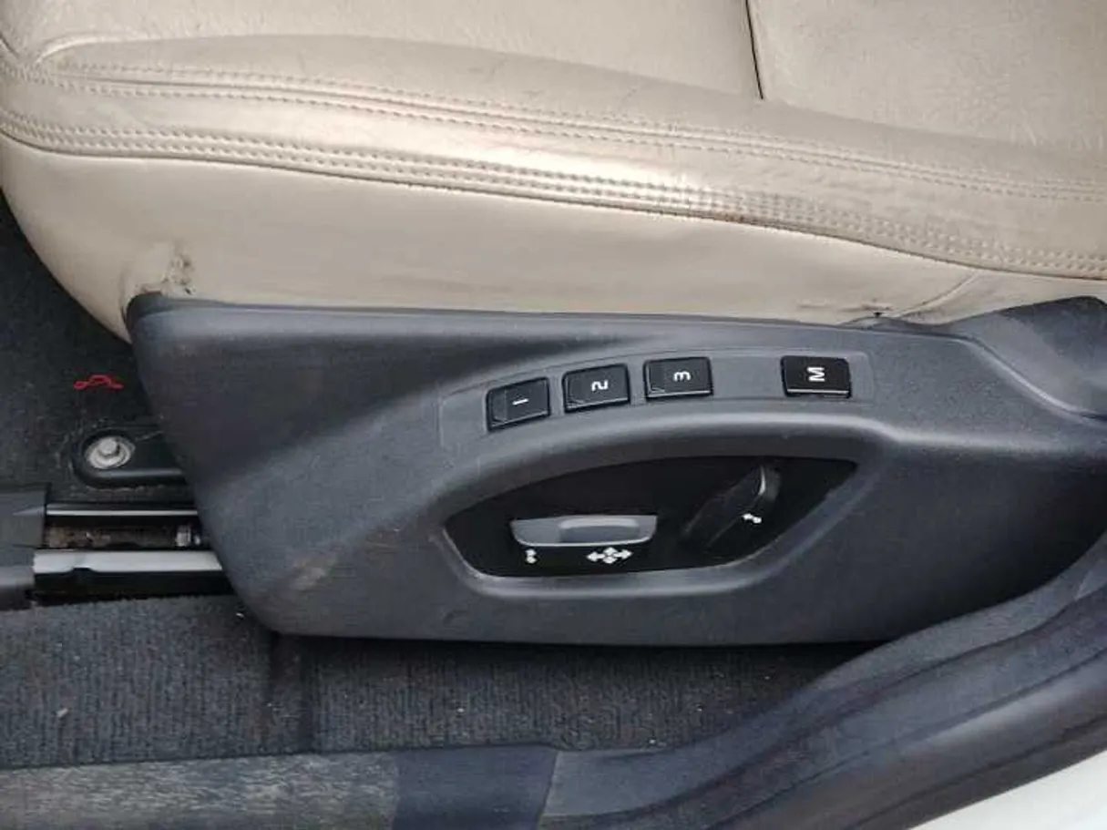 Car image 32
