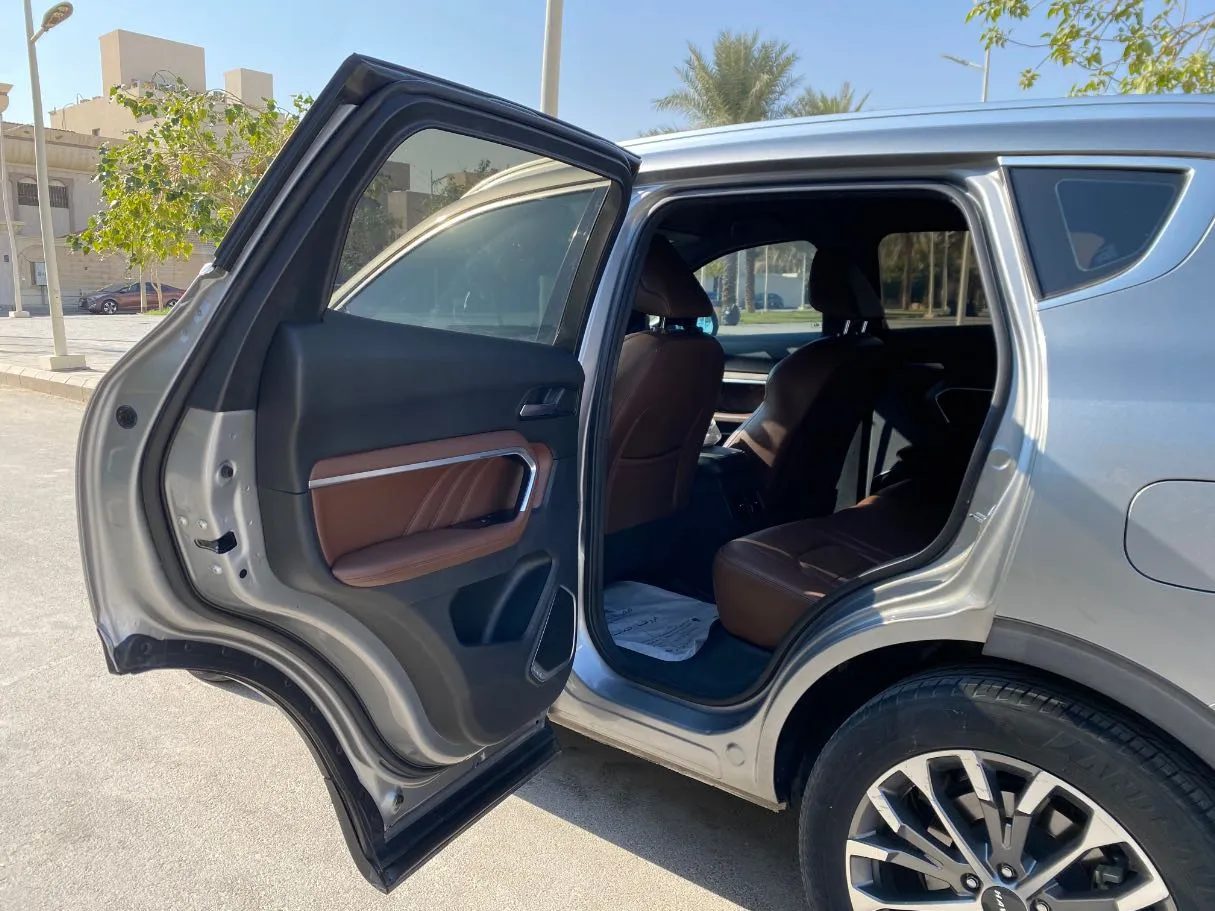 Car image 12
