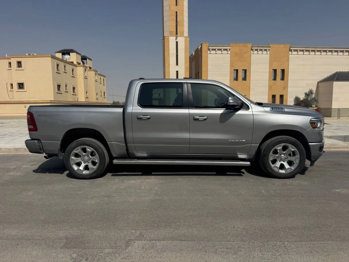 Car image 4