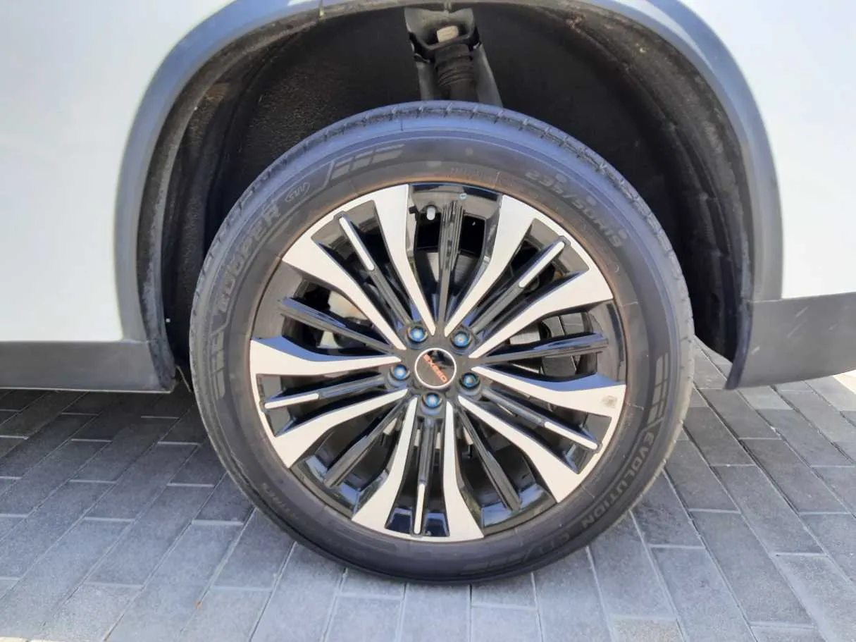 Car image 9