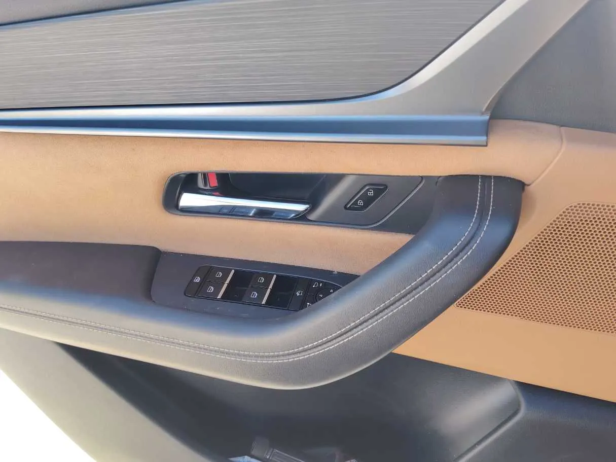 Car image 30
