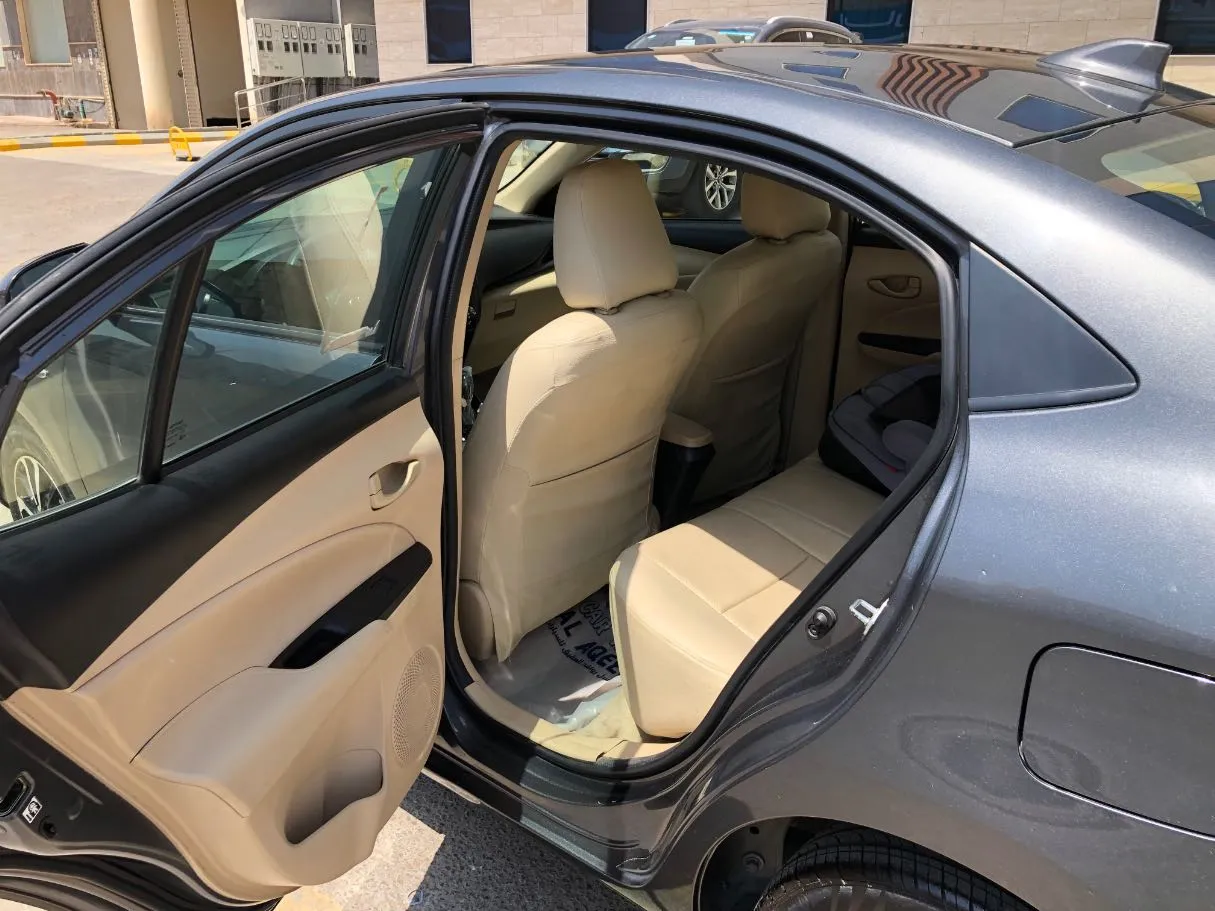 Car image 12