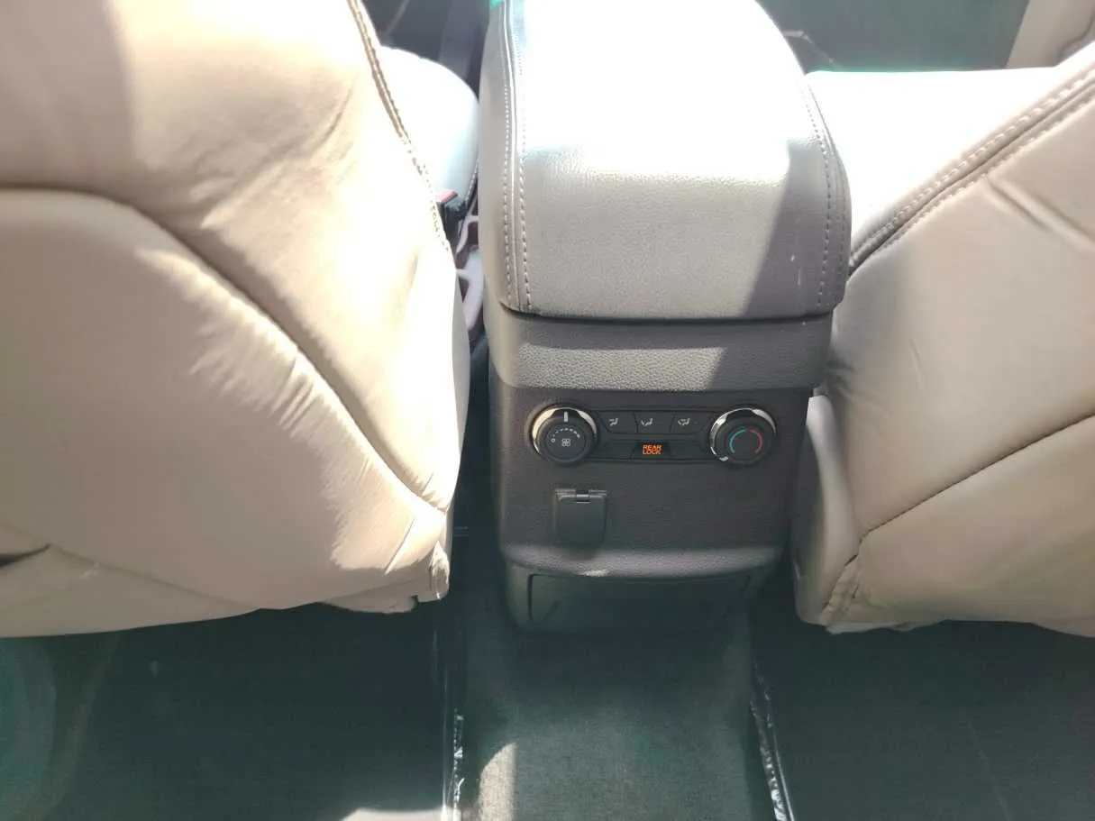 Car image 35