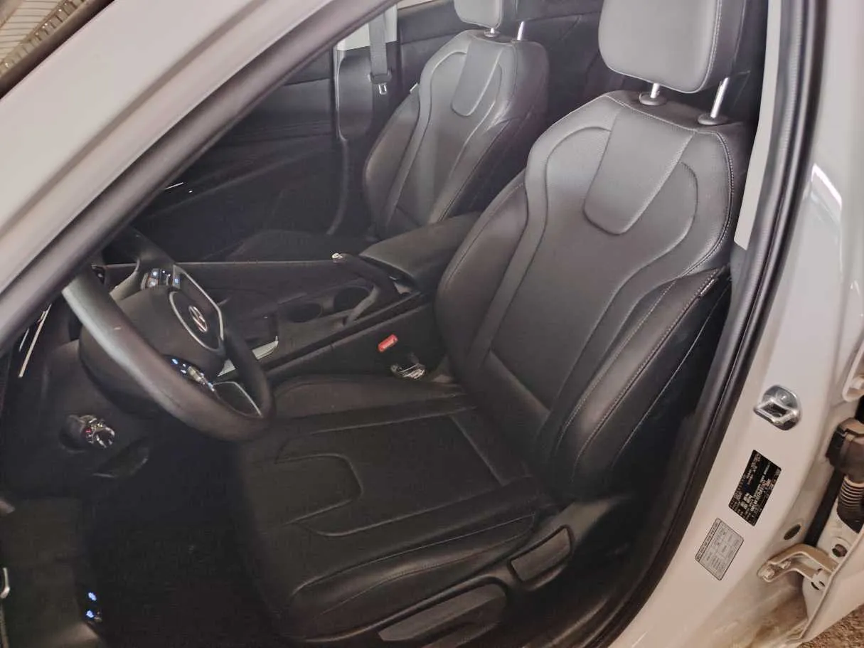 Car image 13