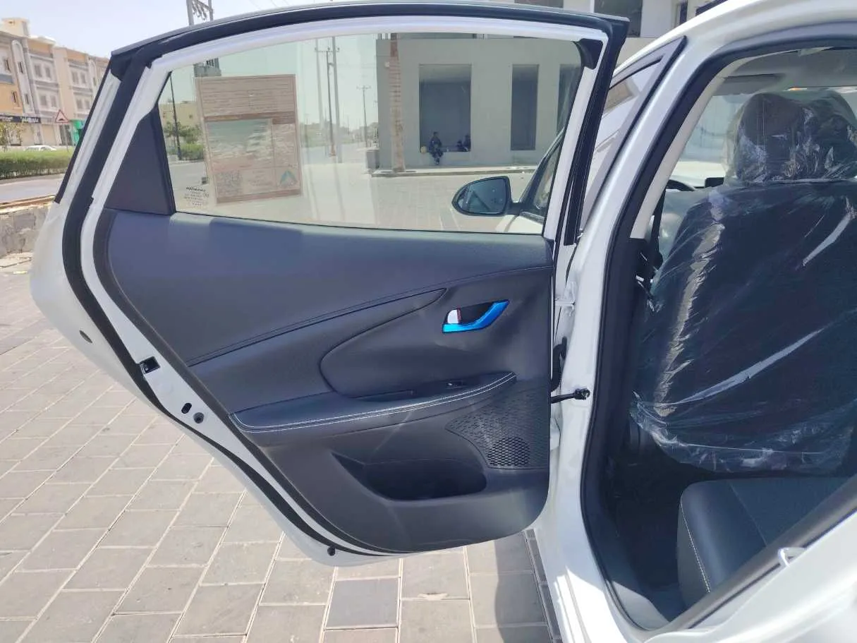 Car image 14