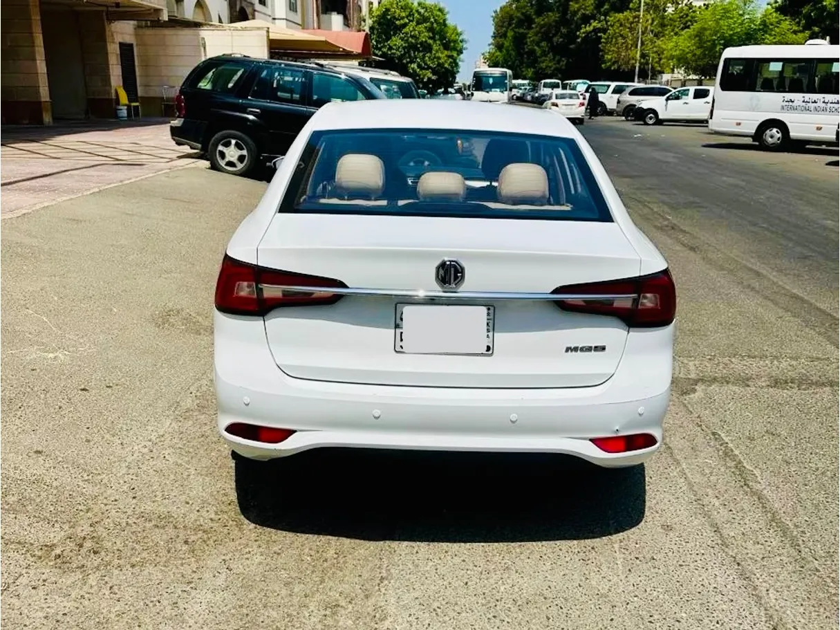 Car image 4